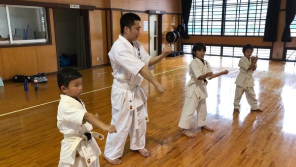 選手稽古で型を稽古